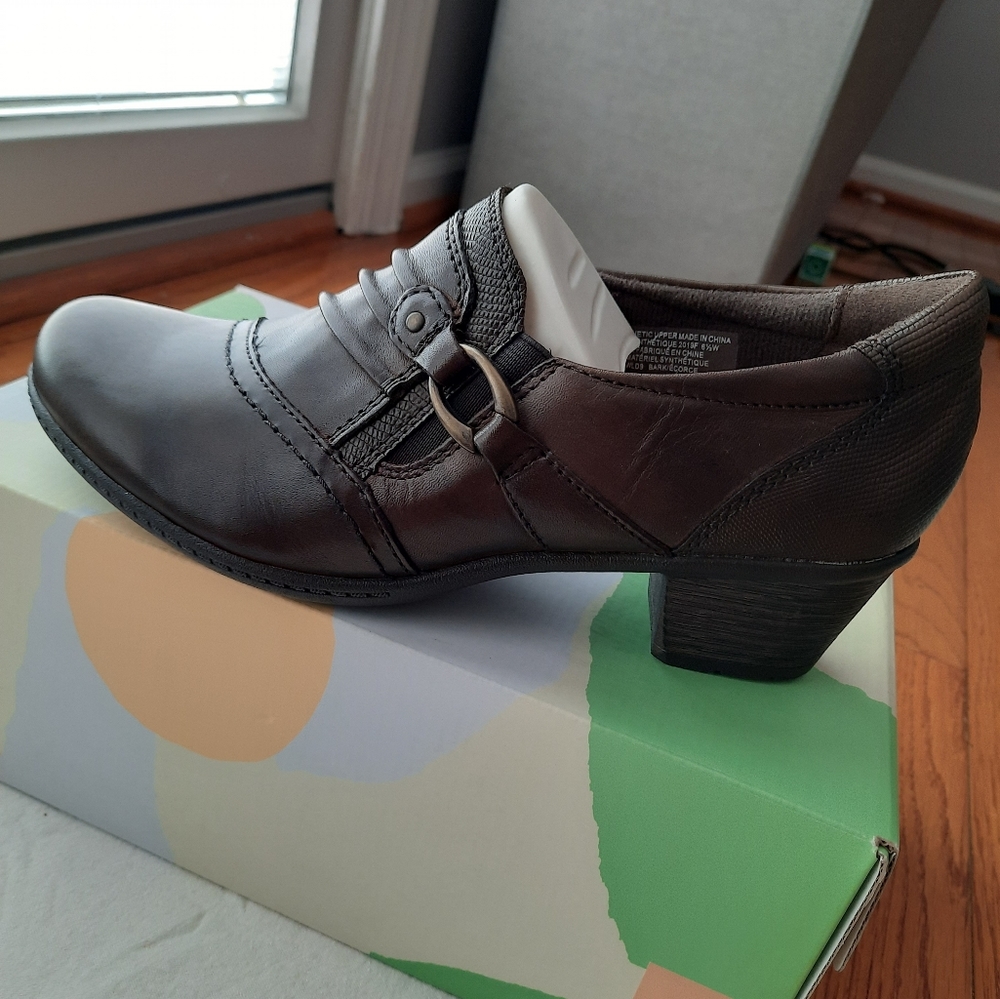 Earth Origins booties, size 6.5 wide, dark brown